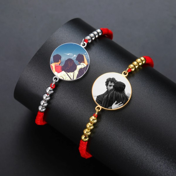 Personalisiertes Foto Armband mit eigenem Bild – Rundes Bildmedaillon mit Perlenband & roter Kordel