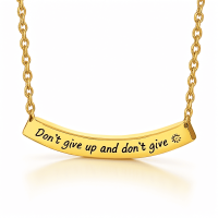 Halskette mit gebogenem Anhänger – Wunschtext Gravur Halskette mit gebogenem Anhänger – Wunschtext Gravur