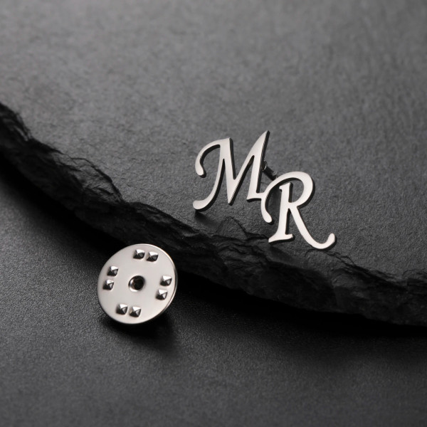 Brosche mit Initialen – Personalisierte Ansteckbrosche mit Textmotiv